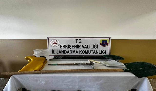 Kaçak kazı yapan şüpheliyi jandarma suçüstü yakaladı