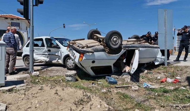 Karaman’da çarpışan otomobillerden birisi ters döndü: 2 yaralı