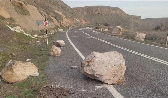 Koparak yola düşen kaya parçaları yürekleri ağza getirdi