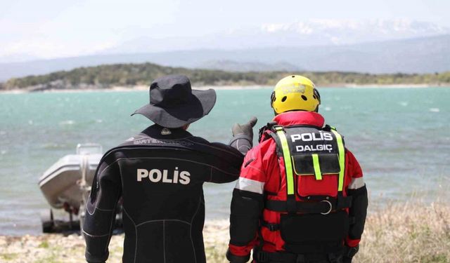 Kurbağa Adamlar, canlı birini kurtarma umuduyla gece gündüz çalışıyor