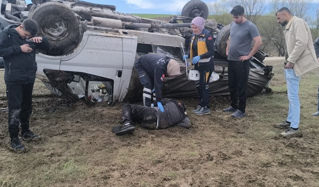 Mersin’den Eskişehir’e giden aile, Ankara’da kaza yaptı: 2 yaralı