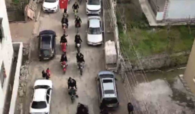 Motosiklet tutkununun düğün konvoyu görenleri gülümsetti