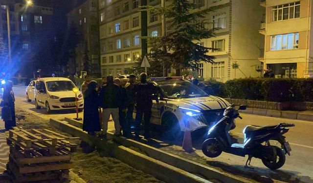 Motosikleti ile 2 aracın arasına girmeye çalışırken yaralandı