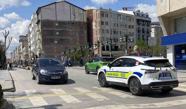 Otomobille ters yöne giren sürücü trafik polisiyle karşı karşıya geldi