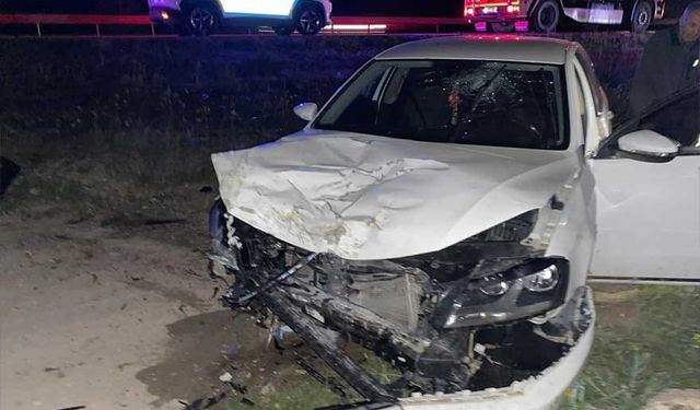 Otomobiller çarpıştı: 2 ölü, 4 yaralı