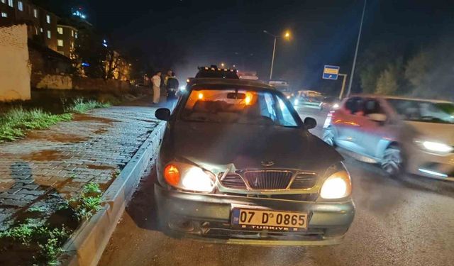 Şerit değiştirmeye çalışan motosiklet otomobile çarptı