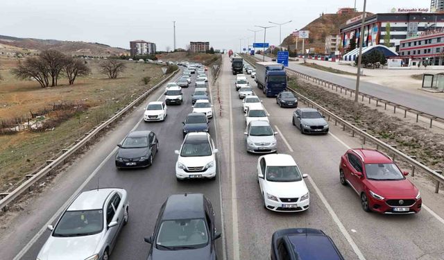 Tatilciler erken dönüşe geçti: 43 ilin geçiş güzergahında trafik yoğunluğu