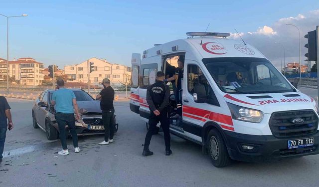 İki otomobil kavşakta çarpıştı: 1 yaralı