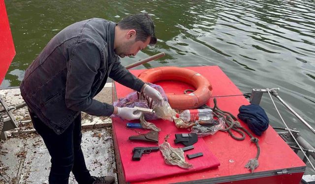 Temizlik görevlileri, çöp yerine tabanca topladı