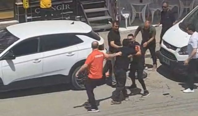 Akrabalar arasındaki bıçaklı kavgada cadde gölüne kan döndü: 1’i ağır 3 yaralı