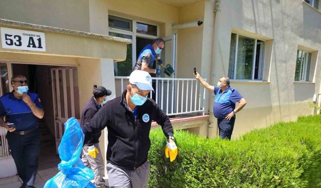 Emekli doktorun çöp eve dönen dairesi temizlendi