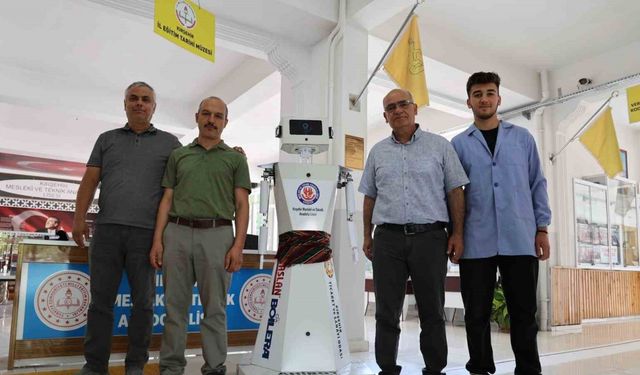 Kırşehirli öğrencilerden mihmandar robot: ’AhiBot’ okula gelenleri karşılıyor