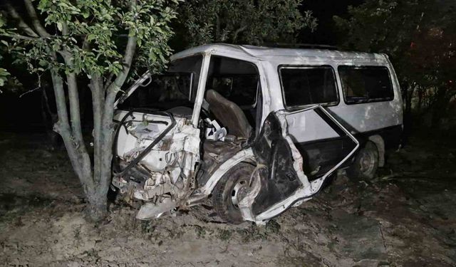 Minibüs bahçeye uçtu: 1 yaralı