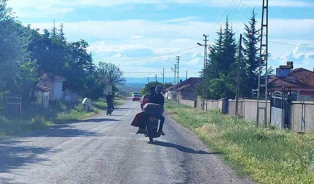 Motosikletle tehlikeli yolculuk cep telefonu kamerasına yansıdı