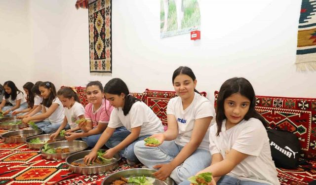 Öğrenciler aileleriyle çiğköfte yoğurdu