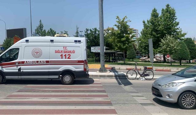Otomobil bisiklete çarptı: 75 yaşındaki adam yaralandı