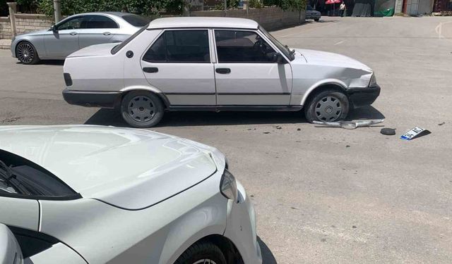 Otomobiller çarpıştı: 4 yaşındaki çocuk yaralandı