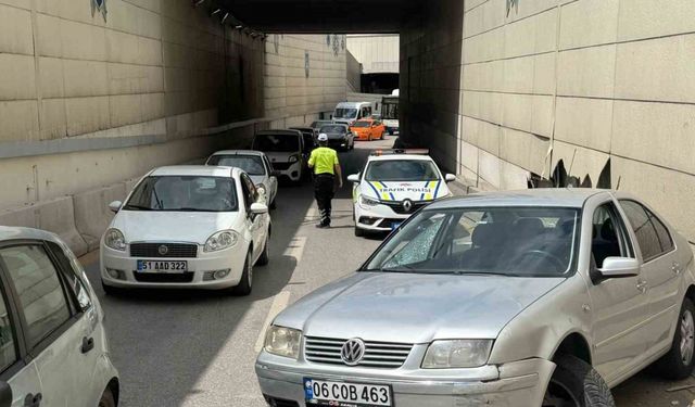 Refüje çarpan otomobil takla attı: 2 yaralı