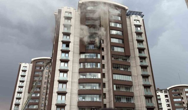 Ankara’da 14 katlı binada çıkan yangında mahsur kalan 2 kişi kurtarıldı