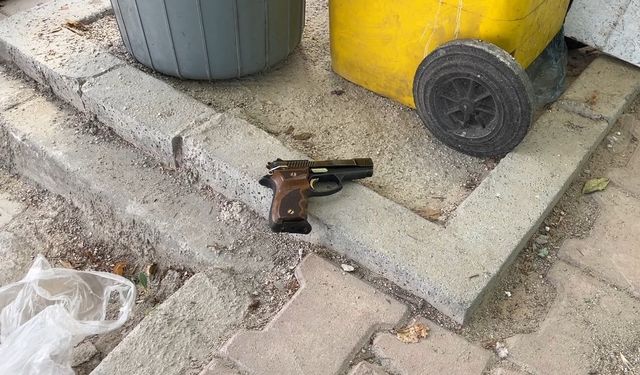 Çocukların çöpte bulduğu tabanca ekipleri harekete geçirdi