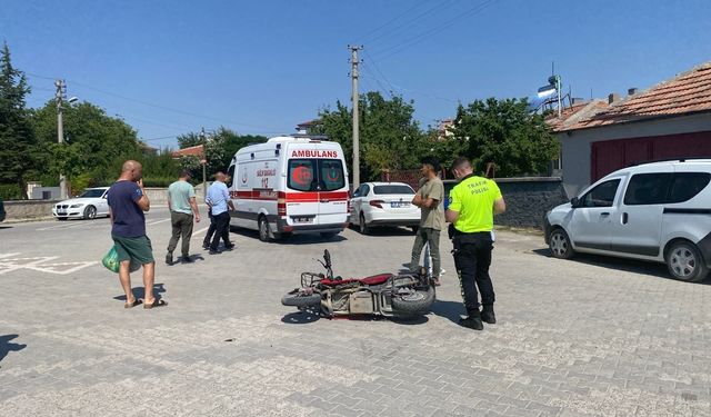 Elektrikli bisiklet otomobile çarptı: 1 yaralı