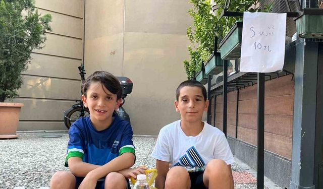 İki arkadaş oyuncak alma hayaliyle su satıyor