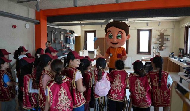 3 bin öğrenci 6 tarihi mekânda 6 tarihi karakteri tanıyor