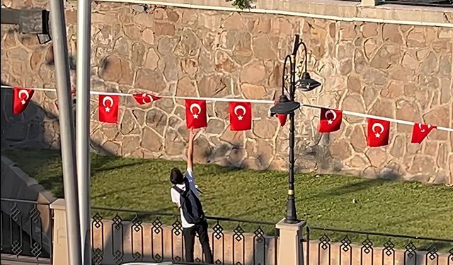 Çocuğun bayrak hassasiyeti kamerada