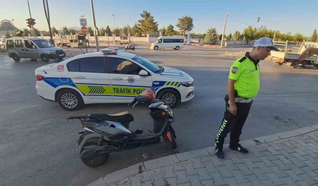 Elektrikli bisiklet otomobille çarpıştı: 2 yaralı