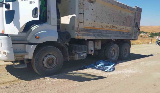 Geri manevra yapan kamyonun altında kalan işçi öldü