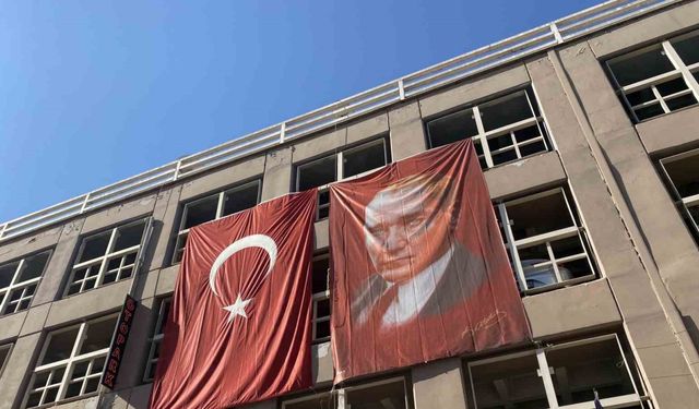 Her yer Türk bayrakları ile süslendi