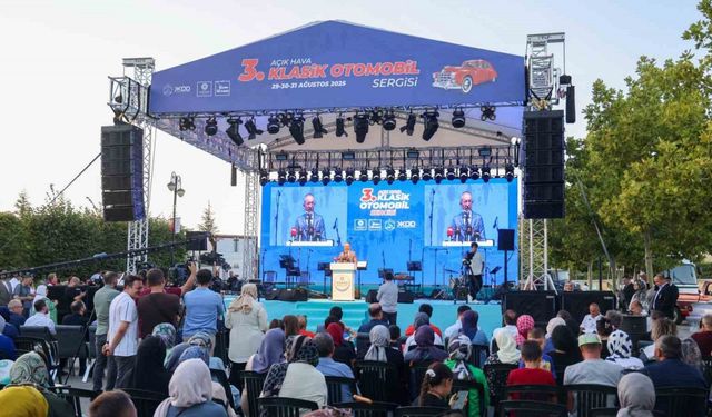 Klasik otomobiller geçmişe götürdü