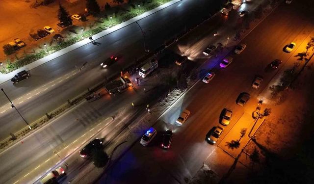 Kontrolden çıkan minibüs, aydınlatma direği ve ağaçlara çarptı