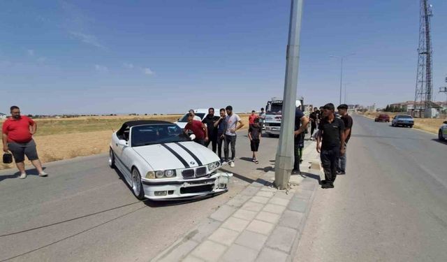 Otomobil aydınlatma direğine çarptı: 1 yaralı