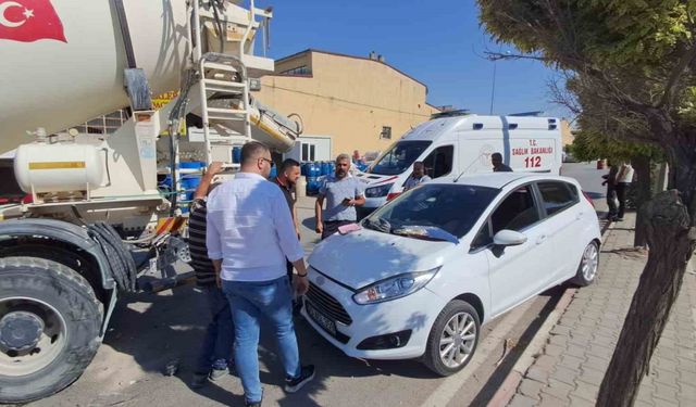 Otomobilin beton mikserine çarptığı kaza kamerada: 1 yaralı