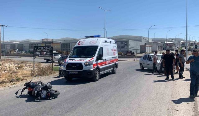Otomobille motosiklet çarpıştı: 1 yaralı
