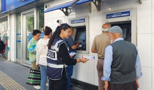 Polis vatandaşları dolandırıcılık ve hırsızlığa karşı bilgilendirdi