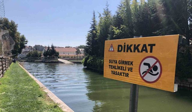 Serinlemek için Porsuk Çayı’na girdi, zabıta ekipleri tarafından çıkarıldı