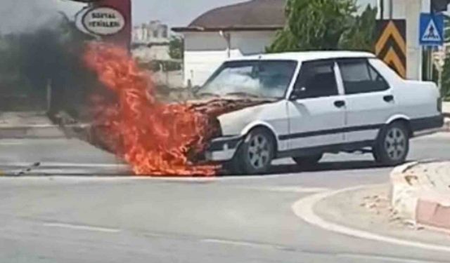Seyir halindeki otomobil alev alev yandı
