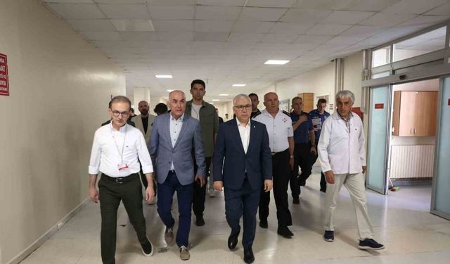 Vali Şimşek, minibüs kazasında yaralananları hastanede ziyaret etti