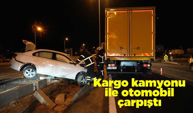 Kargo kamyonu ile otomobil çarpıştı