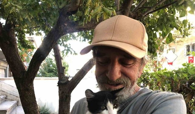 30 yıldır sokak kedilerine kapısını açıyor
