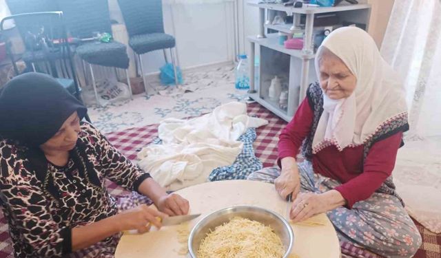 87 yaşındaki Zeynep ninenin kışlık erişte mesaisi