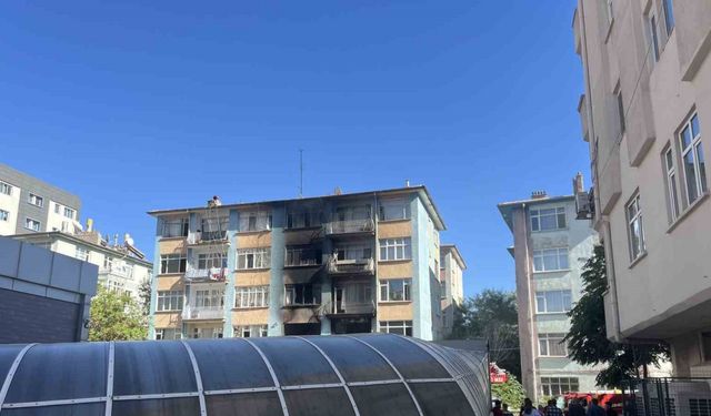 Apartmanda çıkan yangından 13 kişi etkilendi