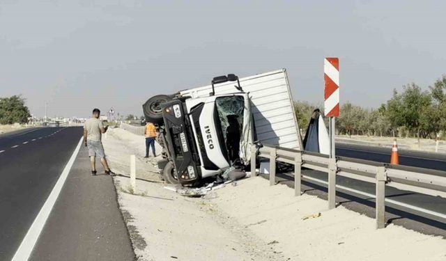 Bariyerlere çarpan kamyonet yan yattı: 1 yaralı