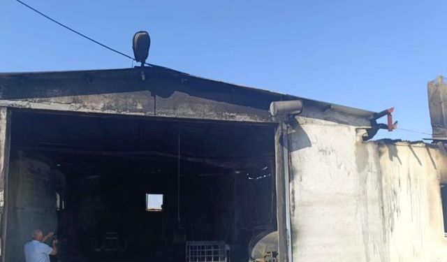 Depoda çıkan yangında 2 traktör, ev ve gübreler yandı