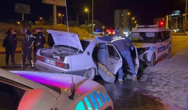 ’Dur’ ihtarına uymayan otomobil sürücüsü polis otosuna çarptı: 2 polis memuru yaralı