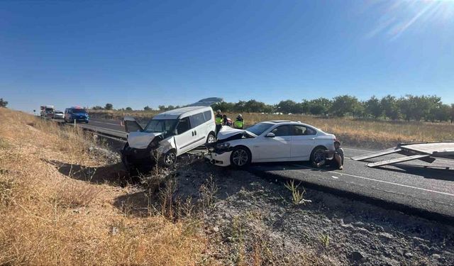 İki araç kafa kafaya çarpıştı: 14 yaralı