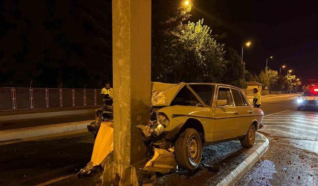 Klasik otomobil direğe ok gibi saplandı: 1 ağır yaralı