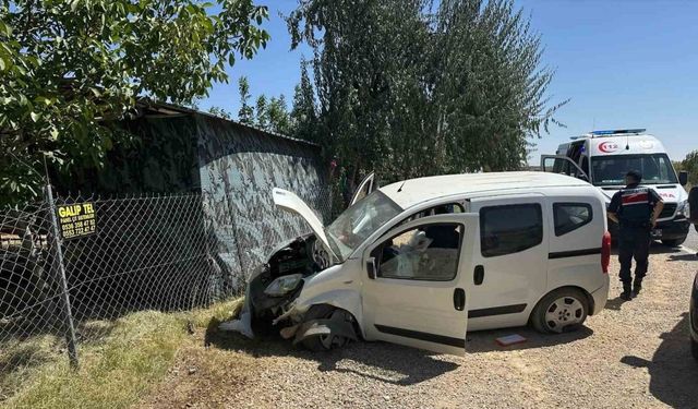 Lastiği patlayan araç bariyerlere çarptı: 2 yaralı